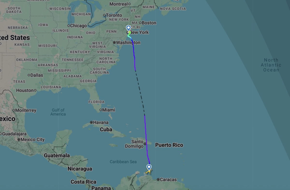 JetBlue A320 and US Air Force Jet Engage in Remarkably Close Interaction