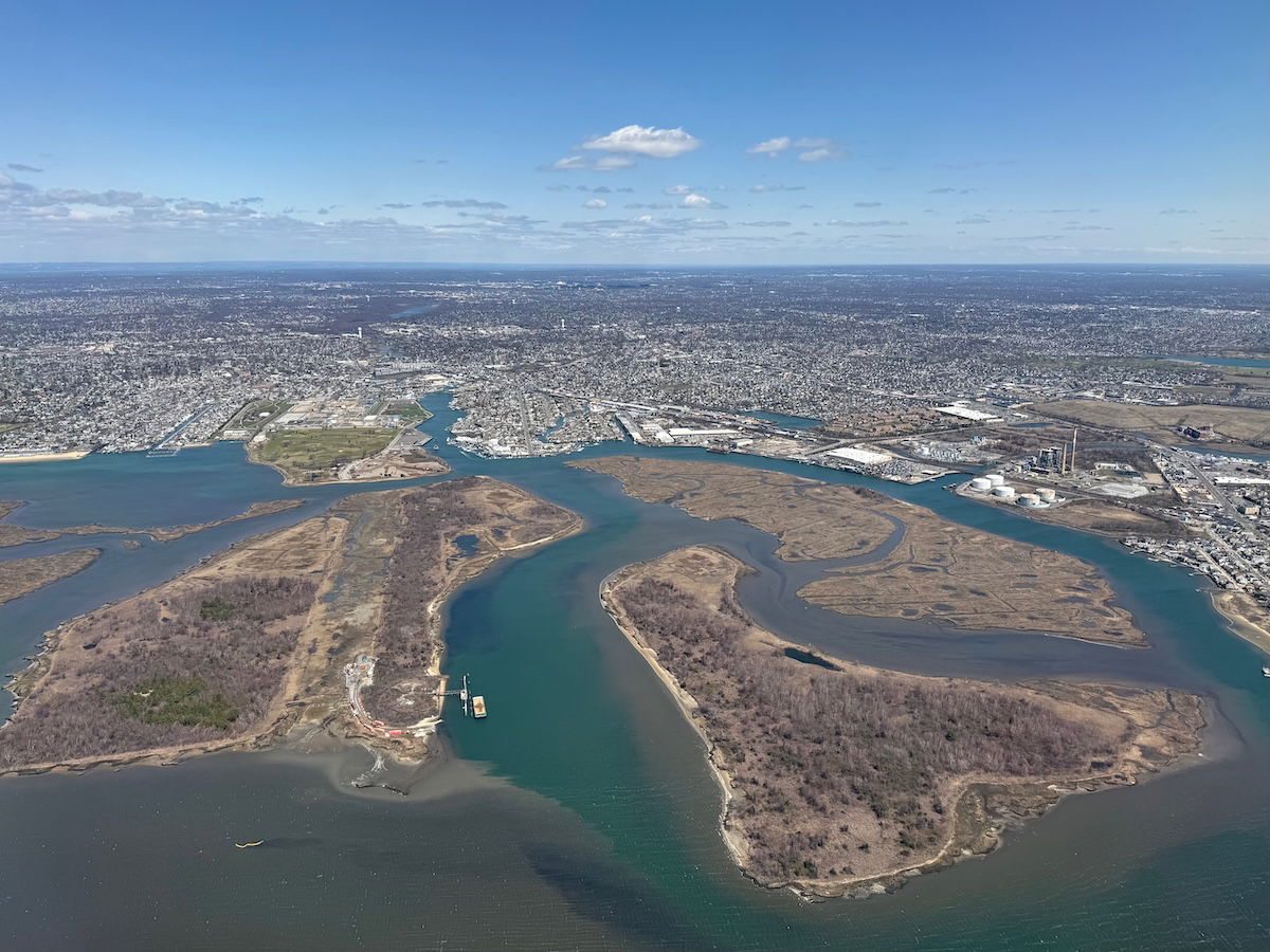 New York Air Traffic Controller Greets Pilots with Distinctive Salutation: “Welcome to the Party”